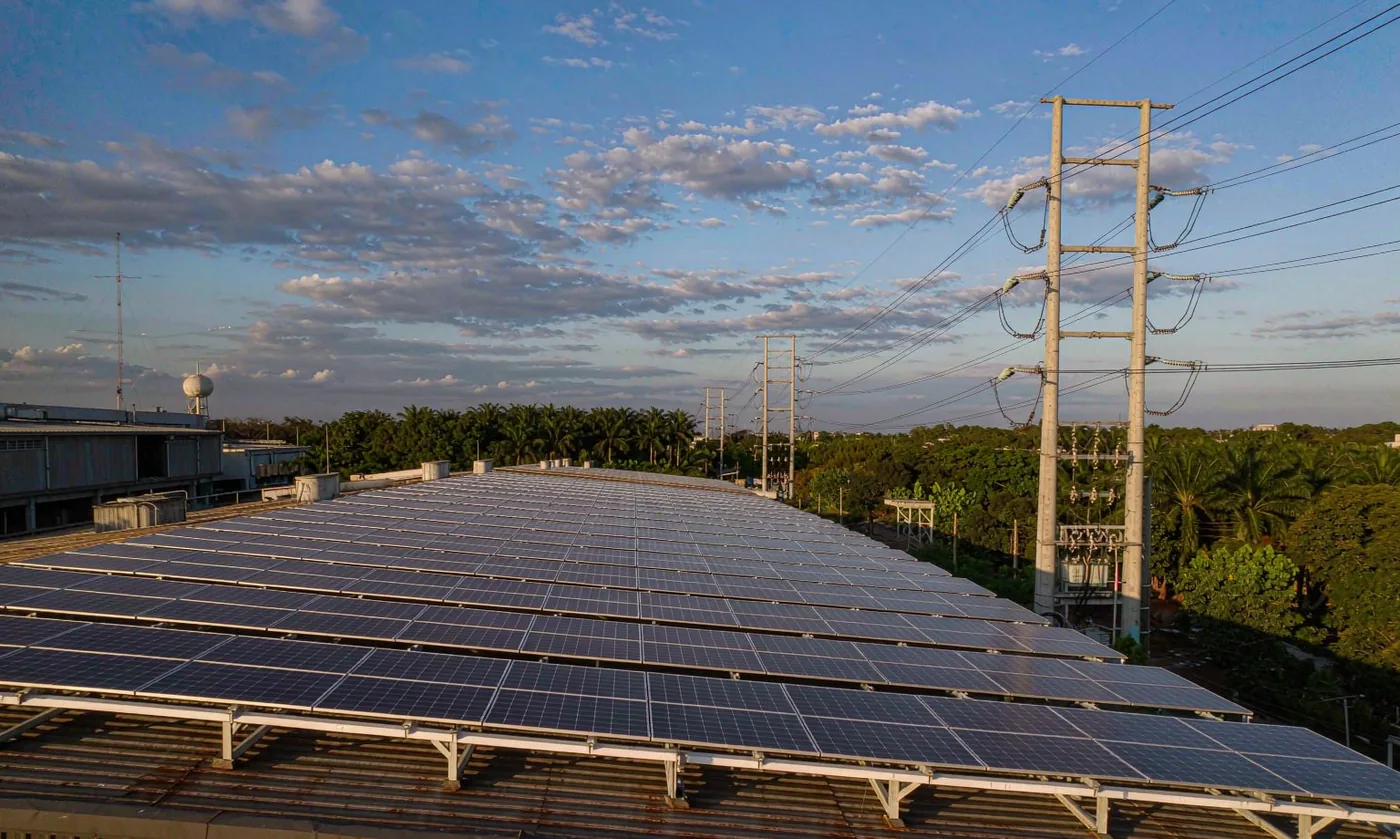 Grid-tied solar system on a commercial rooftop